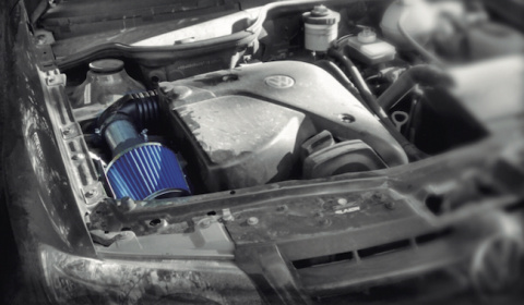 Los kits de admisión directa son uno de los accesorios indispensables en cualquier preparación tuning. Ofrecen un caudal de aire más frío y limpio, lo que aporta mayor potencia y un sonido más deportivo.