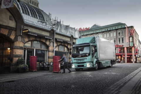 El transporte de mercancías en el interior de las ciudades con vehículos eléctricos como los de Volvo Trucks beneficiará a la salud de sus habitantes, que verán cómo se reduce la contaminación de los veh&ia