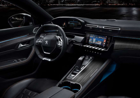 La principal crítica al sistema multimedia del Peugeot 508 SW fue la ausencia de controles analógicos para la climatización, los cuales se conectan únicamente a través de la pantalla.