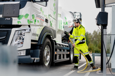 La ampliación de la red de cargadores para vehículos eléctricos hará más fácil a transportistas la carga de los nuevos Volvo Trucks, adaptados a esta tecnología.