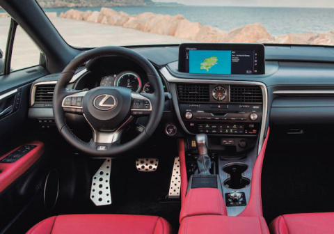 A pesar de ser un vehículo premium, el Lexus RX 450h también obtuvo baja puntuación en el estudio debido a que algunas funcionalidades de la unidad multimedia son complicadas de acceder.