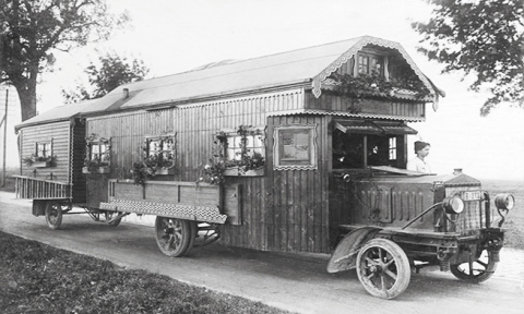 Uno de los primeros vehículos en popularizar el caravaning en Estados Unidos fue la 'Gypsy Van' de 1915, un autobús de dos plantas y 8 metros de longitud reconvertido en una lujosa casa sobre ruedas.