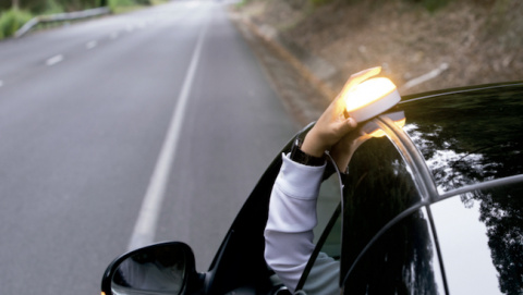 La luz de emergencia homologada V-16 ya está disponible de la mano de Norauto con el modelo Help Flash Smart.